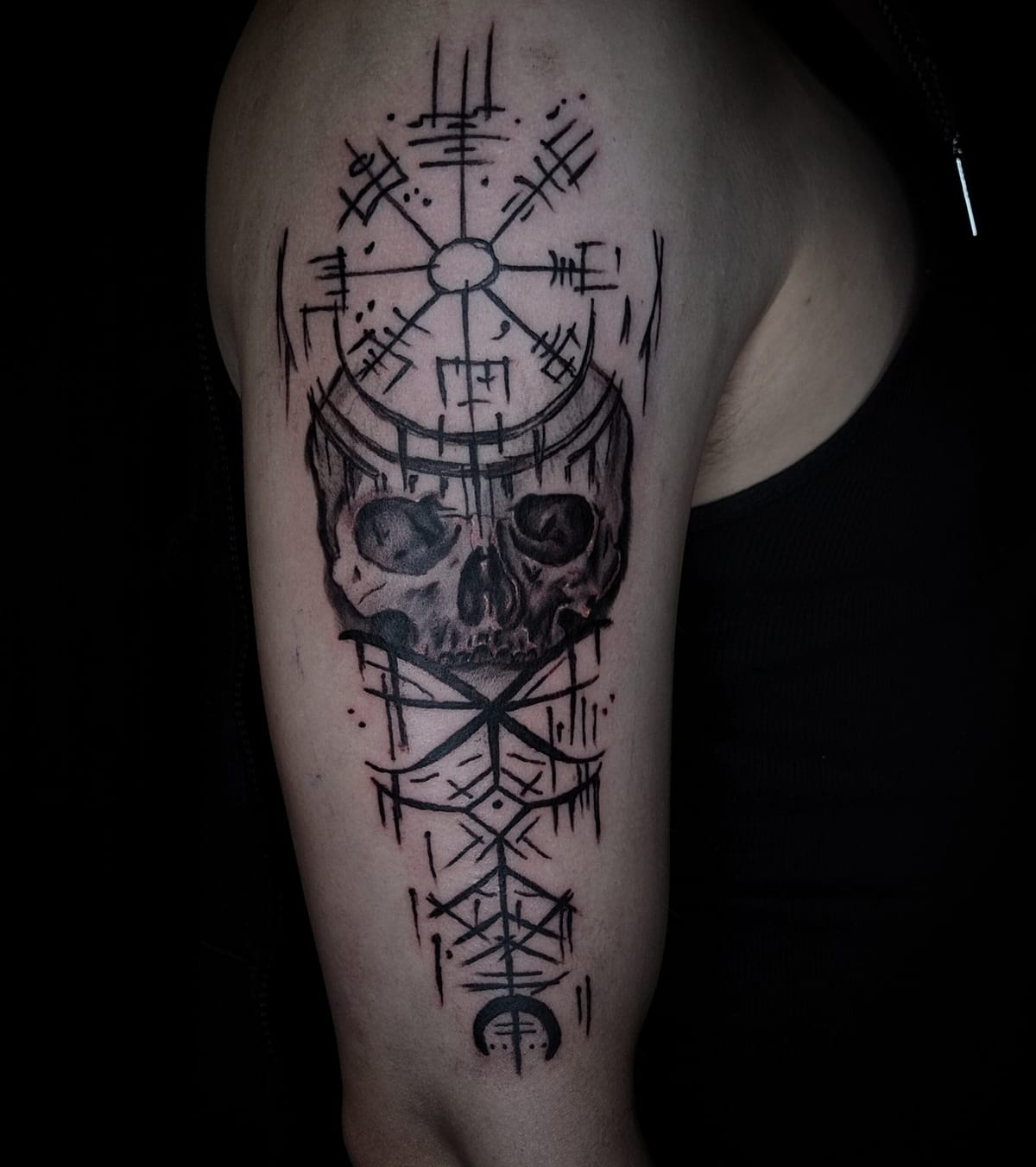 Vegvísir-kompassi ja pääkallo mustavalkoisena olkavarsitatuointina